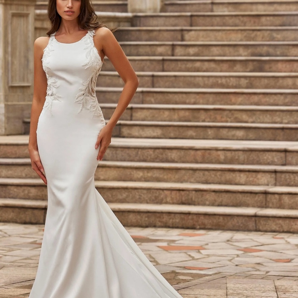 Elegant White Sleeveless Dress
